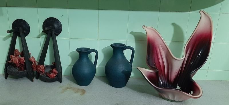 Lote de Vasijas de Barro, Centro de Mesa de Vidrio Rosado y Adornos de Madera