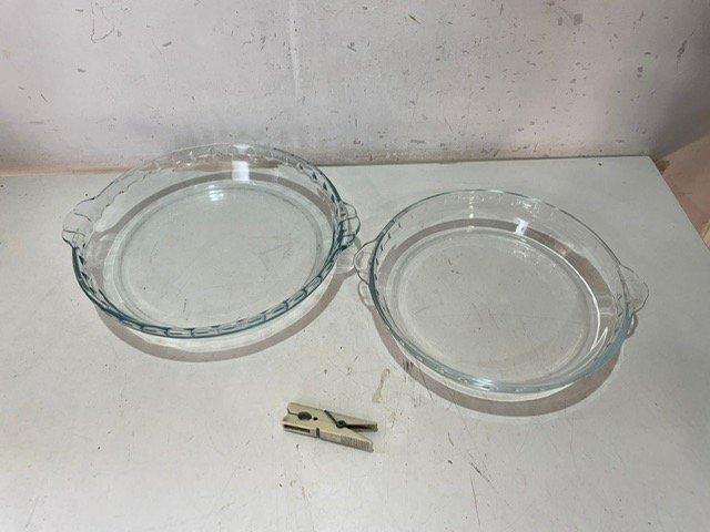 Lote siguiente: 2 fuentes de vidrio Pyrex en buen estado