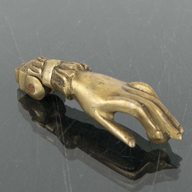 Lote siguiente: Mano llamador de bronce - Medidas: 4x13cm