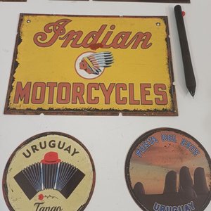 Lote de 8 Chapas Vintage: Indian Motorcycles, La Baguette, Montevideo, Punta del Este y más - imagen 2