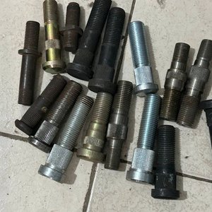 Lote de Tornillos para Rueda de Camión y Carro - imagen 6