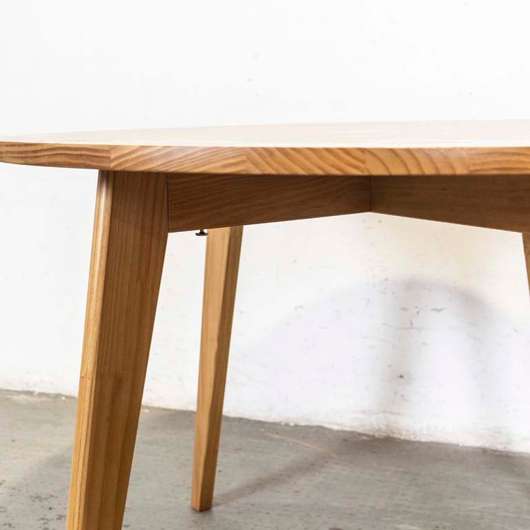 Mesa de comedor circular en pino. Detalles en el lustre. - imagen 3