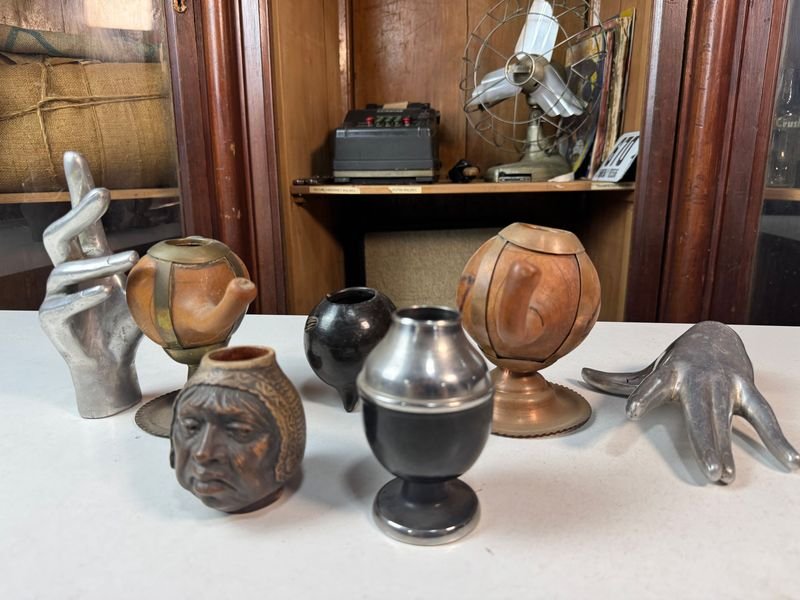 Colección de vasijas y objetos artesanales
