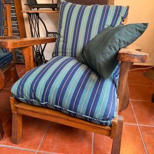 Par de Sillones Individuales de Madera con Tapizado Rayado - imagen 2