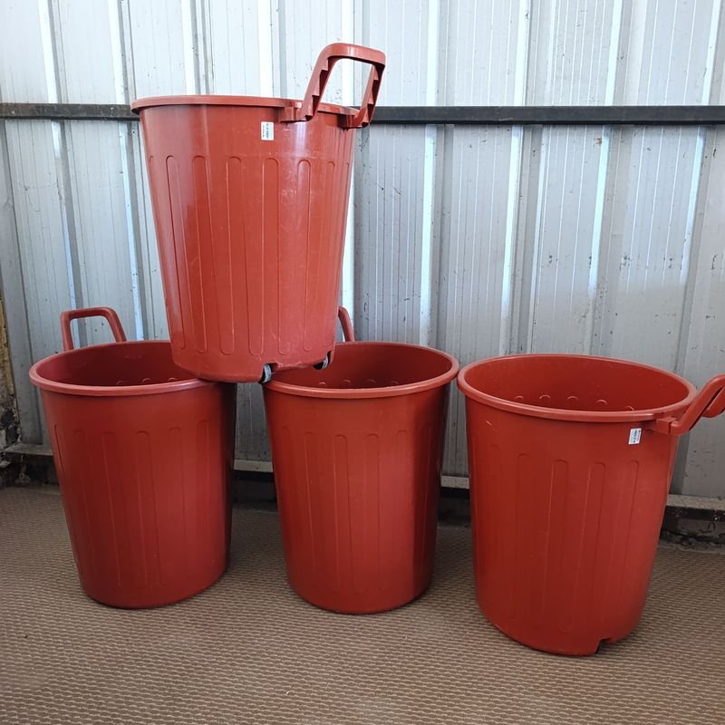 Lote siguiente: Cesto de basura con asa y ruedas. 100 litros.