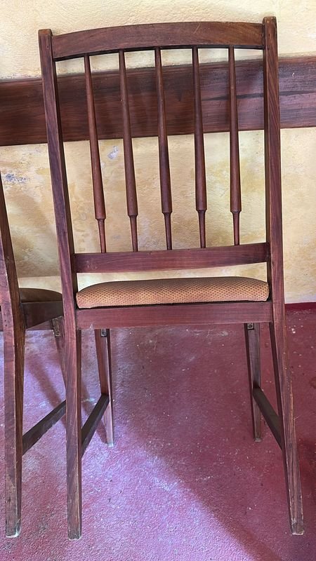 Sillas de Madera Dura con Asientos Tapizados en Buen Estado - imagen 6