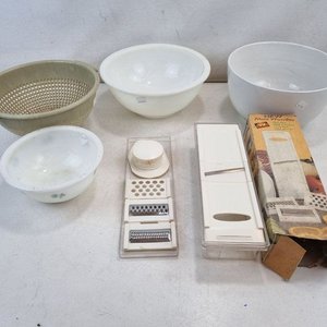 Lote siguiente: L 069 - 5 Piezas - Lote variado de artículos de cocina con bowls y ralladores, ideal para equipar tu hogar