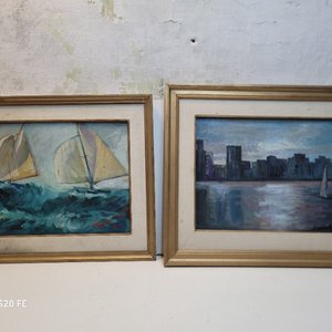 Lote anterior: Dos Cuadros al Óleo: Marinas con Veleros y Silueta Urbana
