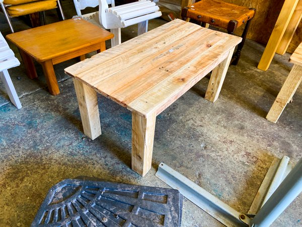 Mesa de Palets Rústica de Madera Clara - imagen 1
