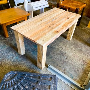 Lote siguiente: Mesa de Palets Rústica de Madera Clara