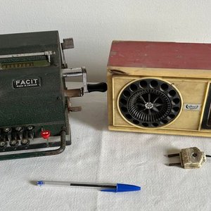 Calculadora Mecánica Facit y Radio Vintage - imagen 3