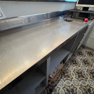 Lote #017 – Mesada de Ac/Inox con bacha y orificios para residuos, con mueble de melamílico, estantes y 4 cajones, incluye grifería - imagen 6