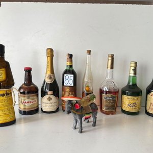 Lote de Botellas de Bebidas Antiguas y Figura de Burro Cargado - imagen 1
