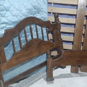 Cama de Madera Estilo Clásico con Colchón de Resorte 2 Plazas - imagen 2