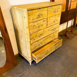 Lote siguiente: Cómoda de madera rústica con 7 cajones
