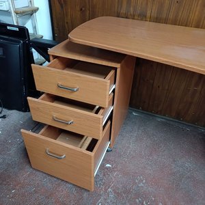 Escritorio moderno con cajonera giratoria y base para PC - imagen 7