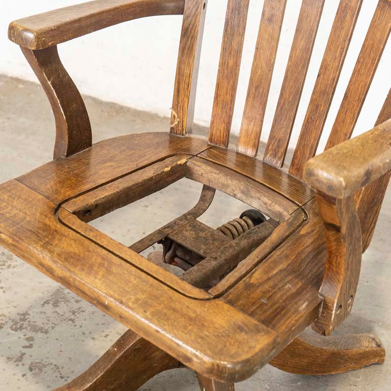 Silla antigua de oficina en roble con problemas mecánicos - imagen 2