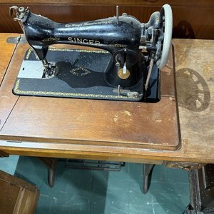 Máquina de Coser Antigua Singer con Mueble y Accesorios - imagen 8