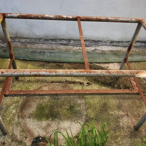 Lote siguiente: Estructura Metálica Rectangular de Hierro Oxidado
