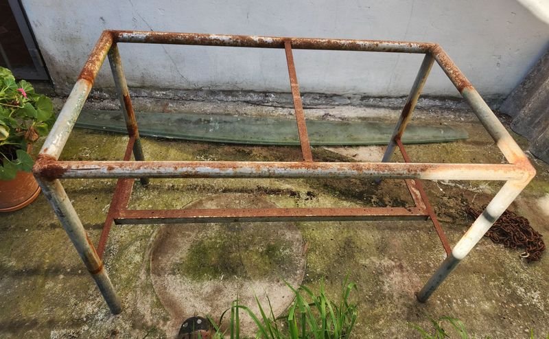 Estructura Metálica Rectangular de Hierro Oxidado