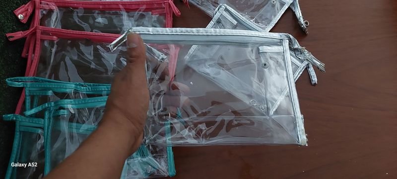 Neceser de viaje con accesorios varios - imagen 4