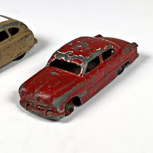 Dos autos de metal Dinky Toys ingleses, Ford Sedan y otro - imagen 3