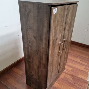 L 979 - Practico mueble aereo de guardado en color simil madera con dos puertas y estantes internos (Medidas 61x36x111cm) - imagen 3