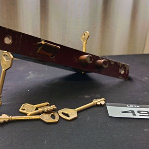Cerradura Metálica Antigua con Juego de Llaves Doradas - imagen 3