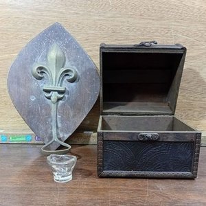 Lote siguiente: Cofrecito Vintage, Paraguero de Pared y Vasito para Lavar Ojos