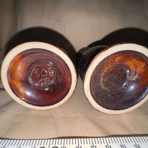 Par de Jarrones Vintage Mid-Century Cerámica Esmaltada Borgoña y Amarillo - imagen 2