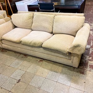 Lote siguiente: Sofá de 3 cuerpos de tela color beige