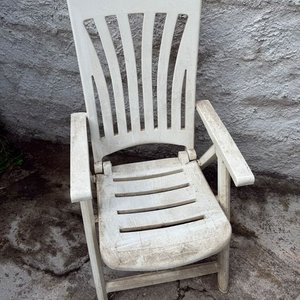 Lote de 2 Reposeras Blancas de PVC y Mesa Plegable con Cerámica - imagen 5