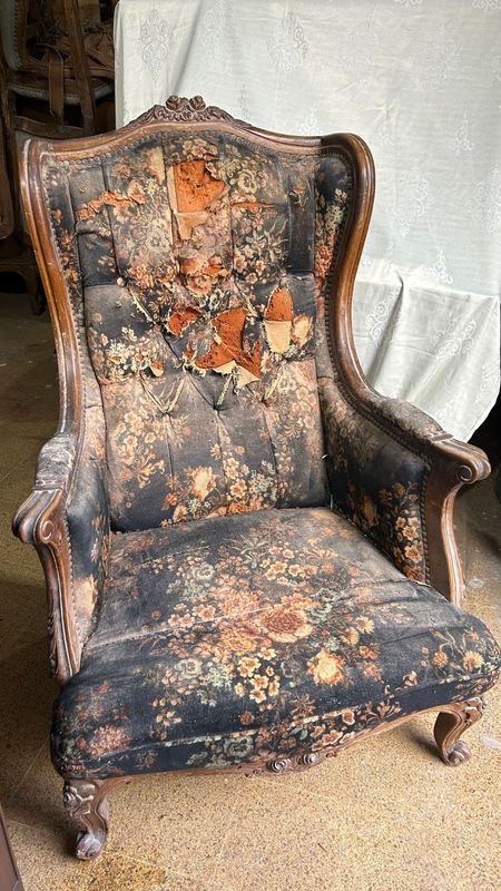 Lote anterior: Silla de living con estructura de madera y tapicería floral