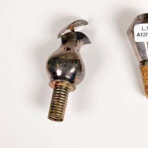 Lote de 4 tapones para botellas y jarrita metálica - imagen 3
