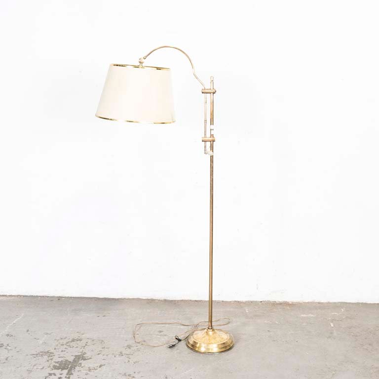 Lote anterior: Lámpara de pie en bronce con pantalla y detalle
