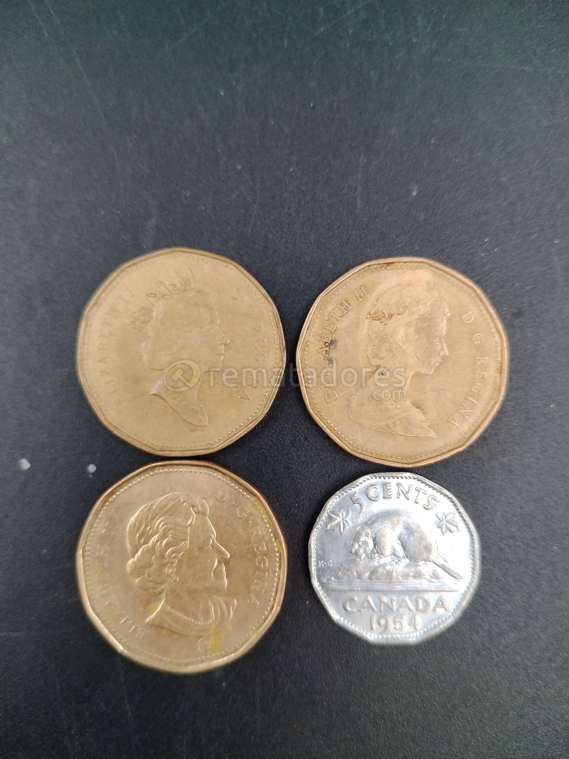Lote de 4 Monedas Canadienses: 3 de 1 Dólar y 1 de 5 Centavos de 1954