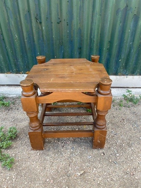 Lote siguiente: Mesa ratona de madera antigua