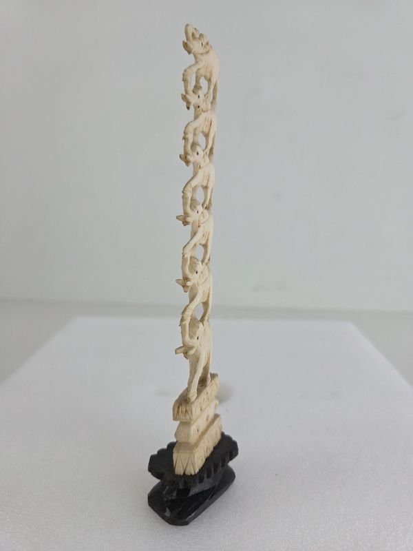 Talla en marfil con elefantes y base de madera - imagen 2
