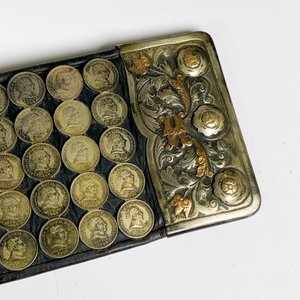 Espectacular cinto criollo con rastra de plata y oro, medallón central con cadenillas y 110 monedas de plata 88 cm - imagen 7