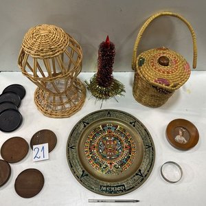 Lote de Adornos: Calendario Maya Metálico, Canasta Mimbre, Posavasos Madera y Más - imagen 2