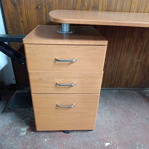 Escritorio moderno con cajonera giratoria y base para PC - imagen 2