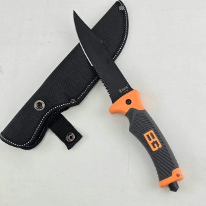 Cuchillo Táctico Negro y Naranja con Vaina - imagen 3