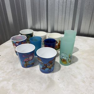 Lote de 9 Vasos Plásticos Infantiles de Varios Diseños y Tamaños - imagen 1