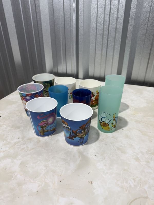 Lote de 9 Vasos Plásticos Infantiles de Varios Diseños y Tamaños