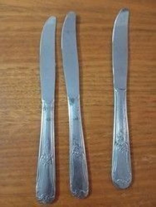 Lote de cuchillos y bandeja de metal blanco - imagen 3