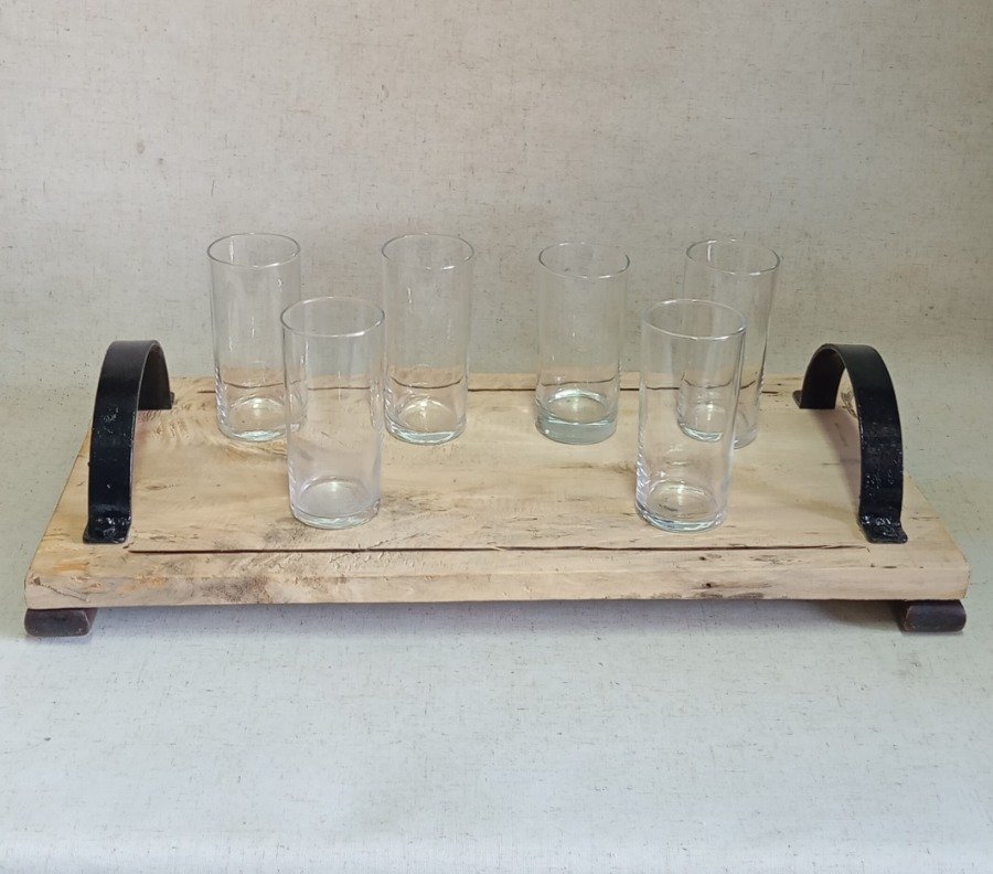 Mesa de madera con seis vasos de vidrio - imagen 4