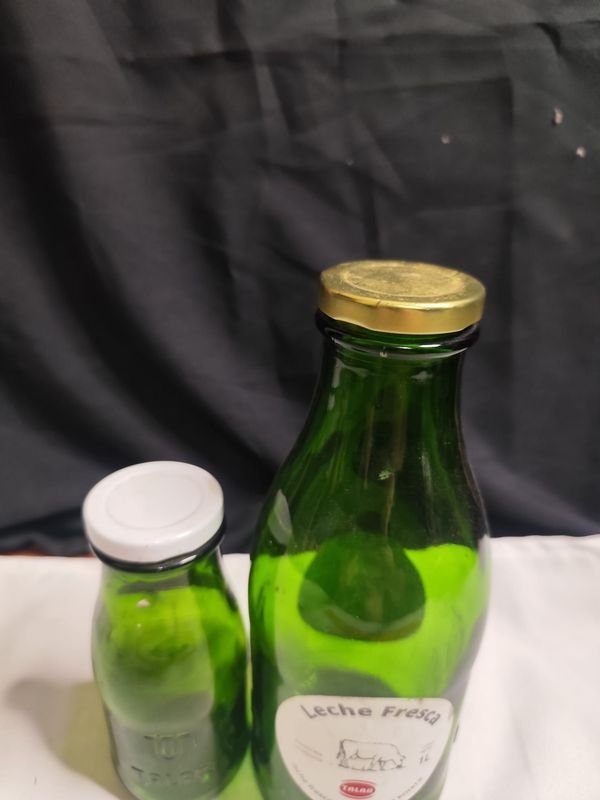 Lote anterior: Dos botellas antiguas de leche Talar con tapas originales