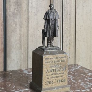 Estatuilla Conmemorativa José Gervasio Artigas Bicentenario Banco República 20cm Firmada Zorrilla - imagen 2