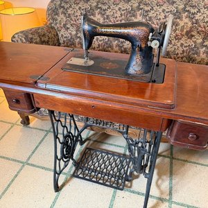 Máquina de Coser Singer Antigua con Mueble de Madera y Hierro Forjado - imagen 8