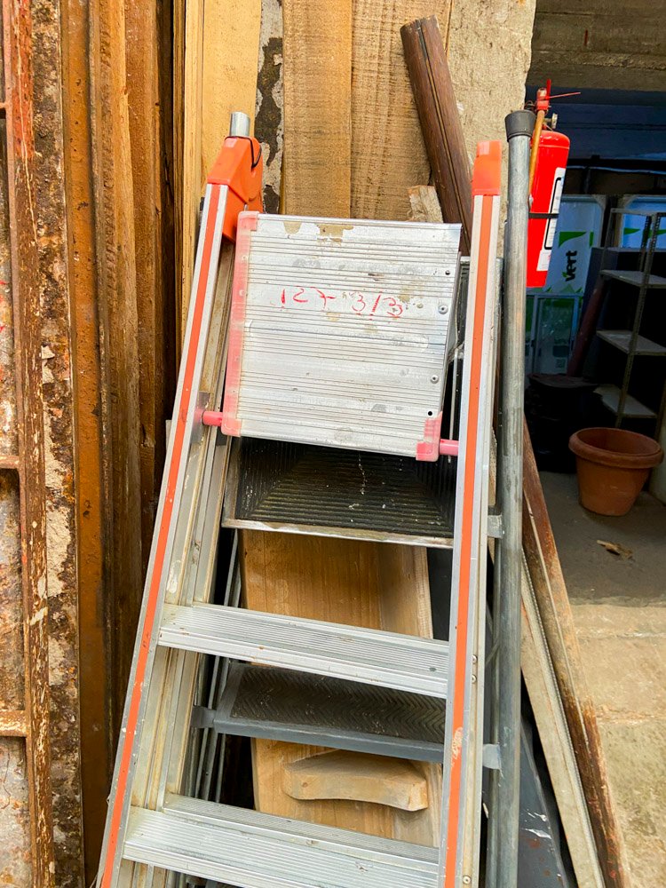 Escalera de Aluminio con PVC Color Rojo - imagen 2